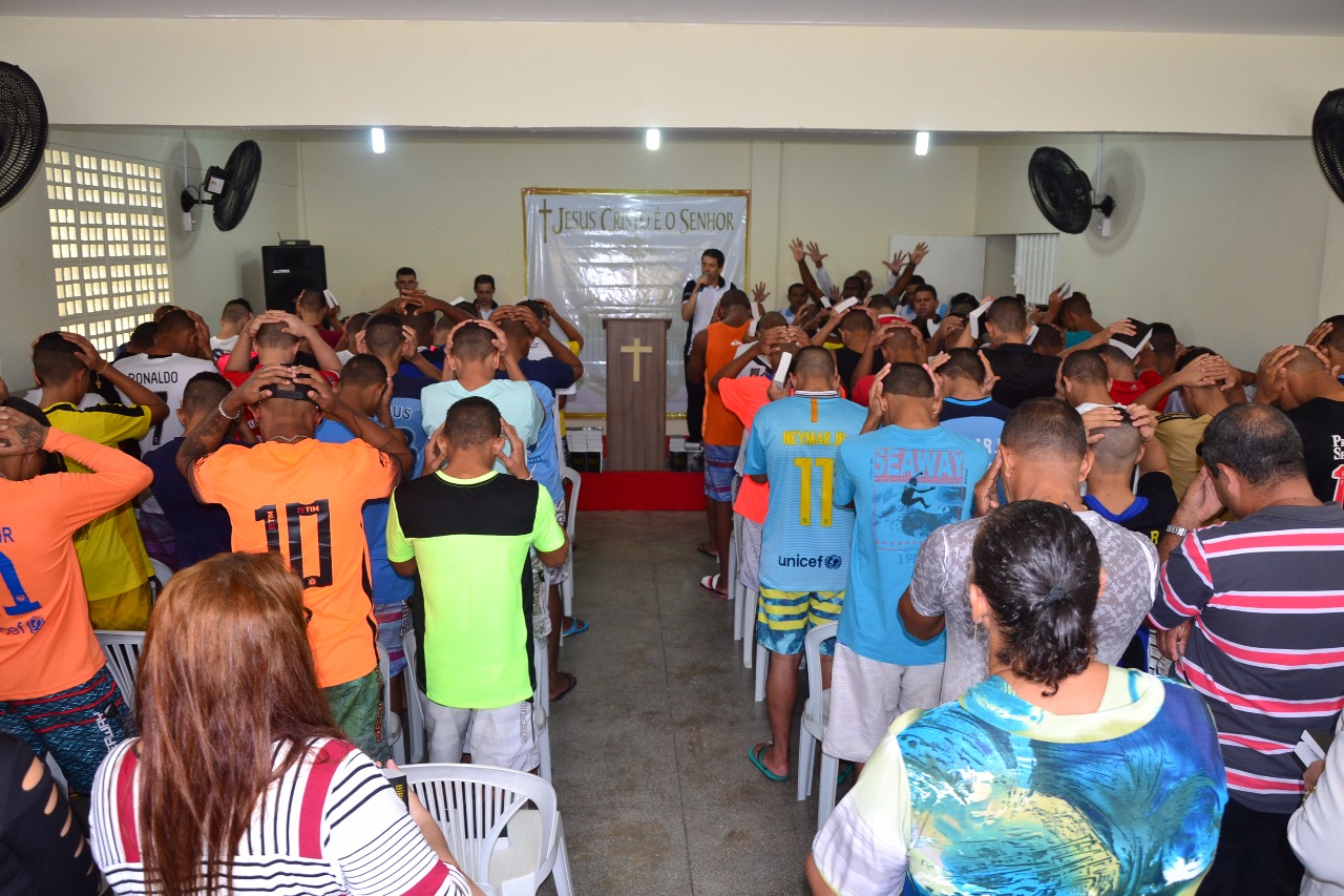 Imagem de capa - Mais de 2,5 mil jovens que praticaram atos infracionais se batizam nas águas